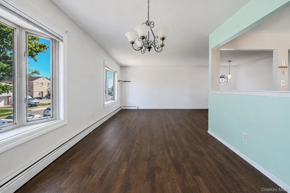 233 E Alhambra Avenue Lindenhurst, NY 11757