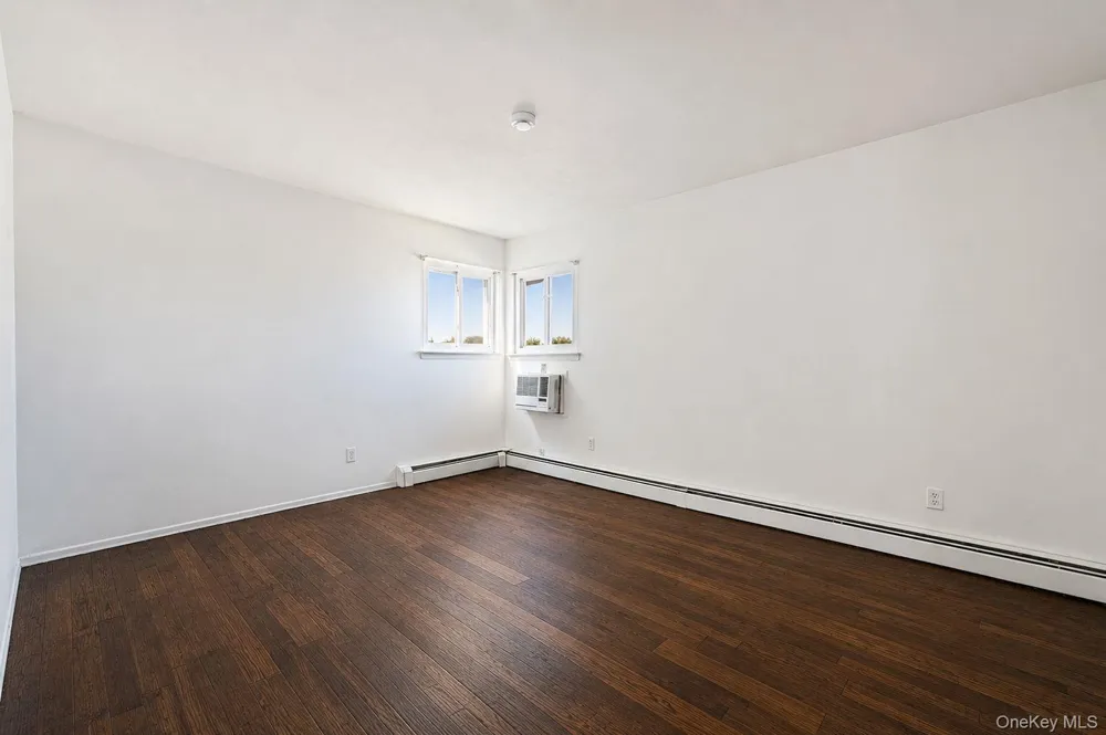 233 E Alhambra Avenue Lindenhurst, NY 11757