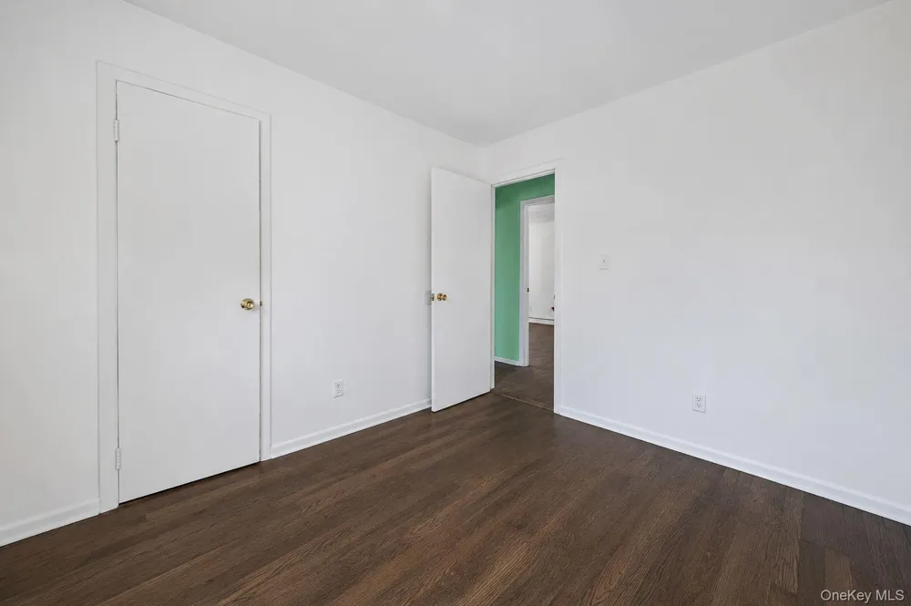 233 E Alhambra Avenue Lindenhurst, NY 11757