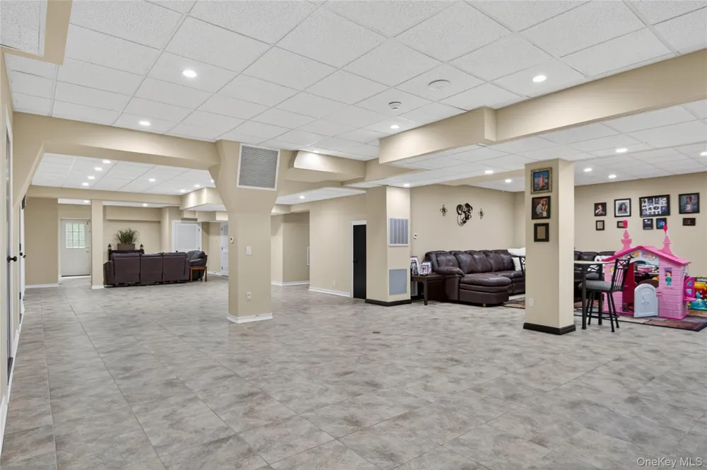 23 Gloria Lane Huntington, NY 11743