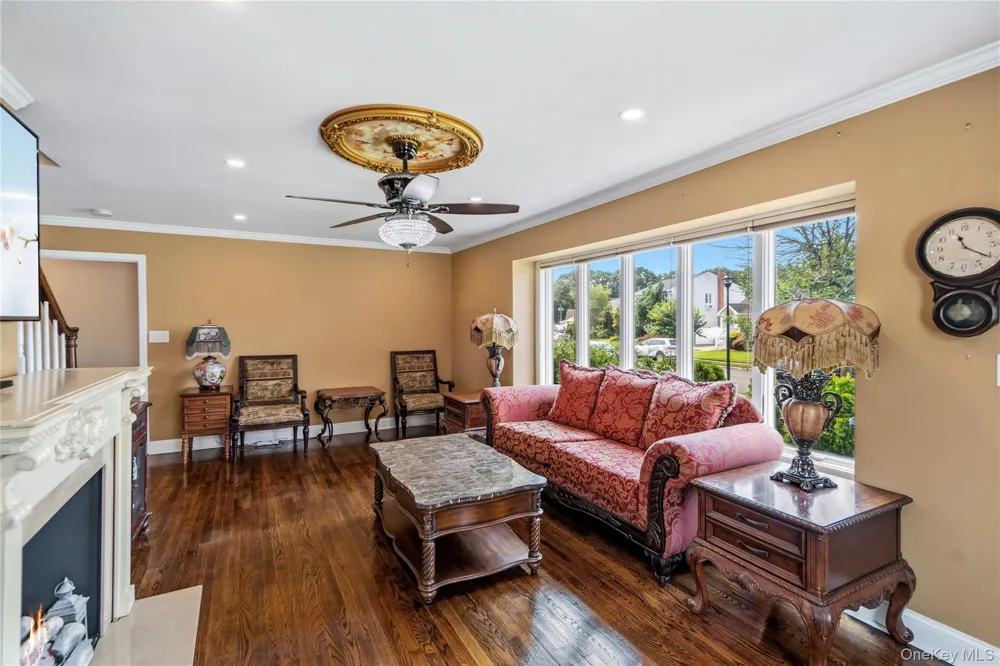992 Woodcliff Drive Franklin Square, NY 11010