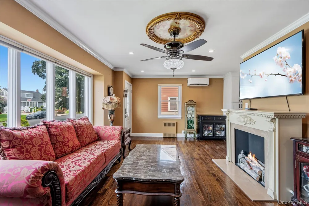 992 Woodcliff Drive Franklin Square, NY 11010