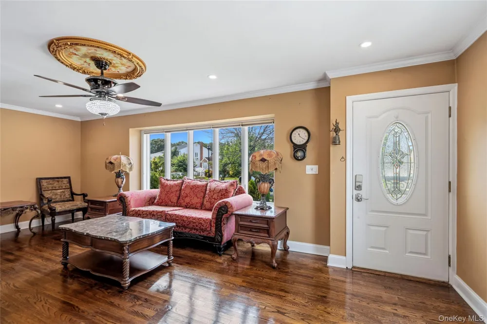 992 Woodcliff Drive Franklin Square, NY 11010