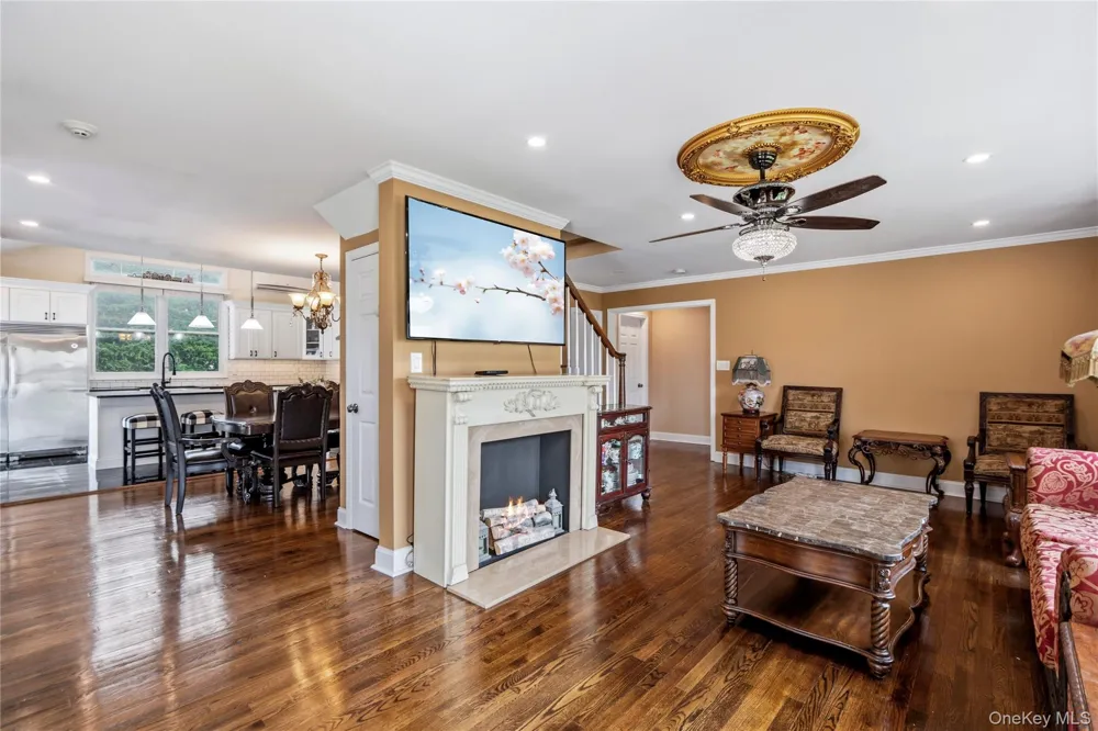 992 Woodcliff Drive Franklin Square, NY 11010