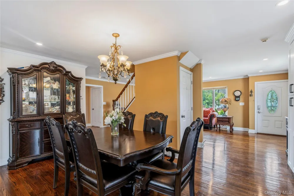 992 Woodcliff Drive Franklin Square, NY 11010