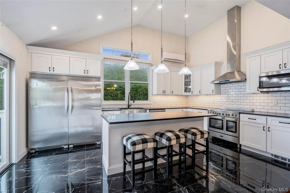 992 Woodcliff Drive Franklin Square, NY 11010