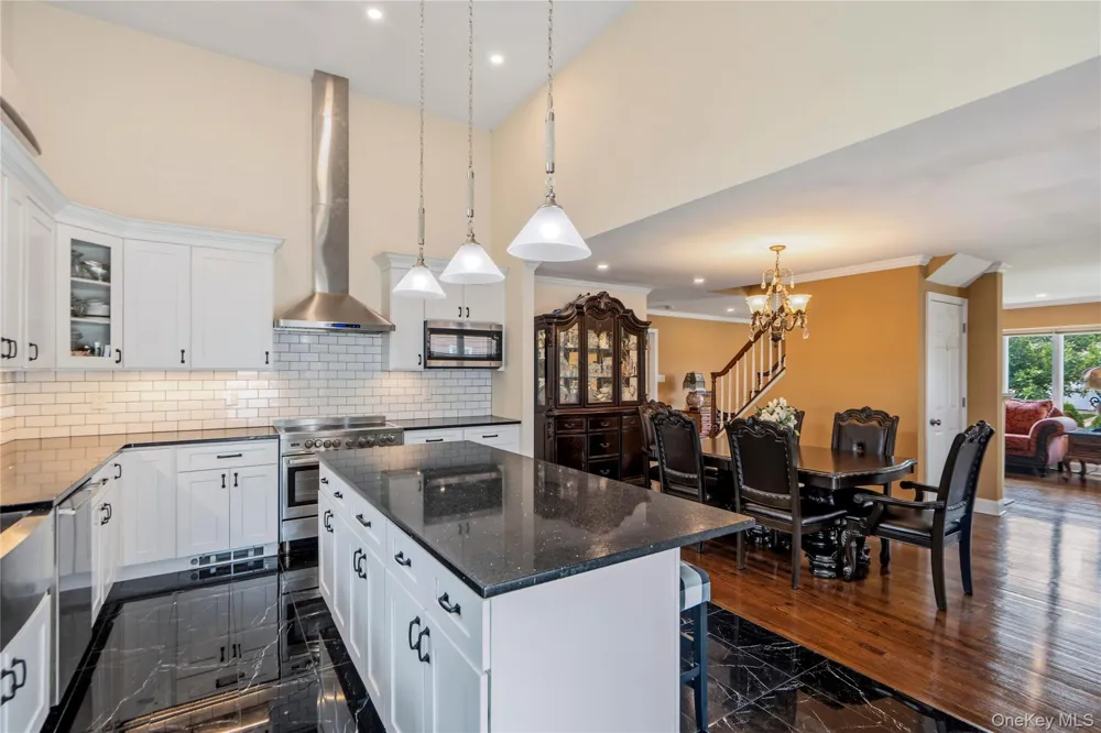992 Woodcliff Drive Franklin Square, NY 11010