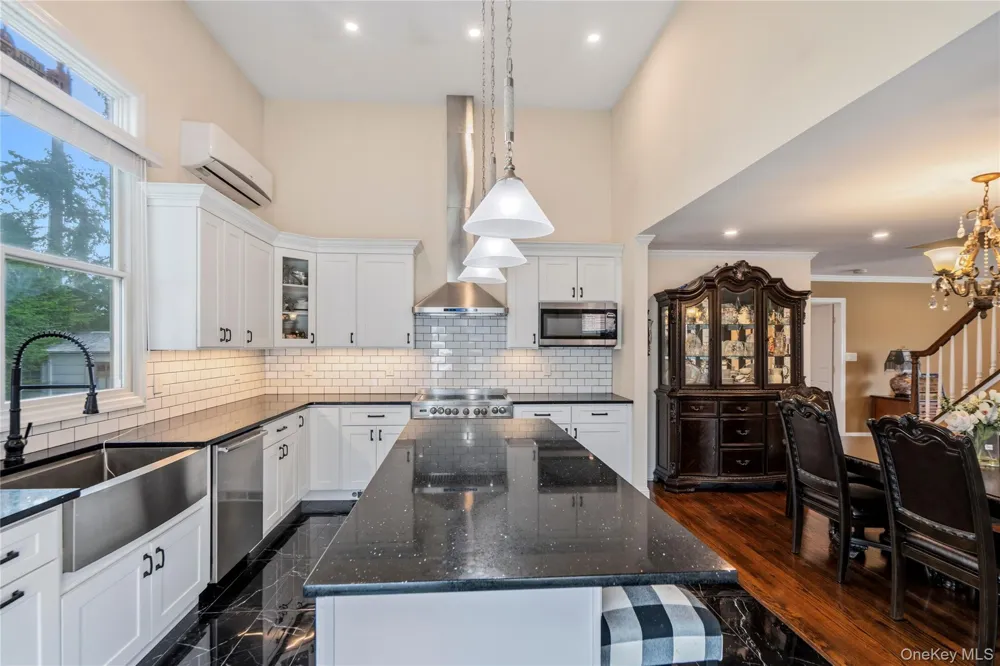 992 Woodcliff Drive Franklin Square, NY 11010