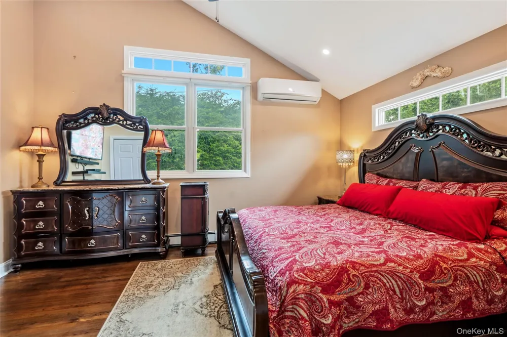 992 Woodcliff Drive Franklin Square, NY 11010