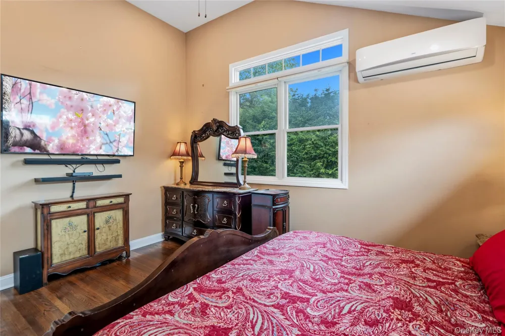 992 Woodcliff Drive Franklin Square, NY 11010