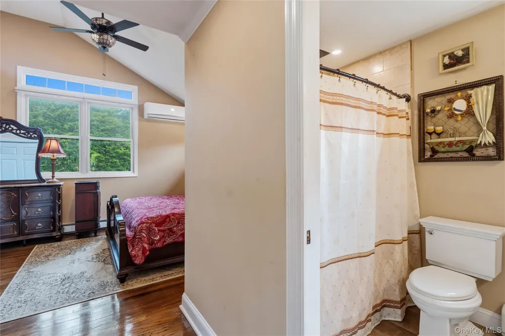 992 Woodcliff Drive Franklin Square, NY 11010