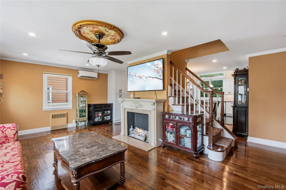 992 Woodcliff Drive Franklin Square, NY 11010