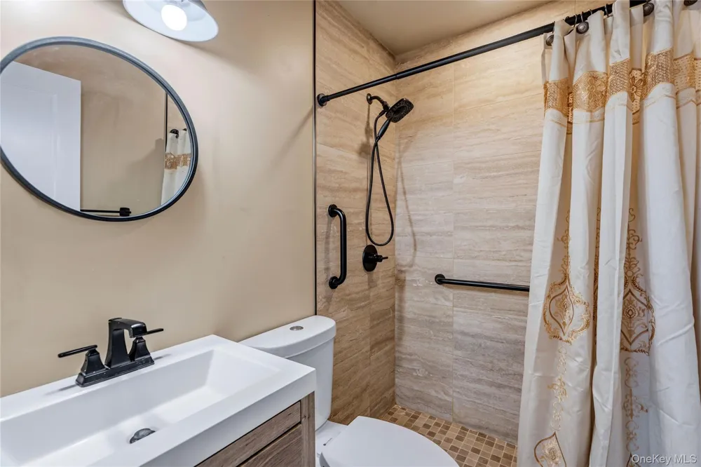 992 Woodcliff Drive Franklin Square, NY 11010