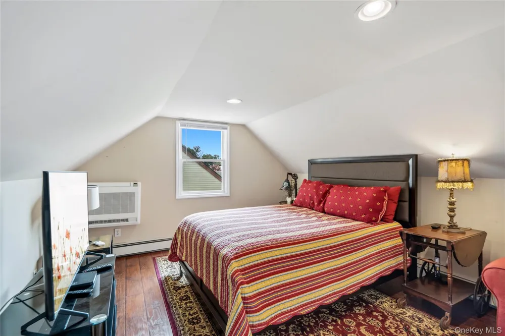 992 Woodcliff Drive Franklin Square, NY 11010
