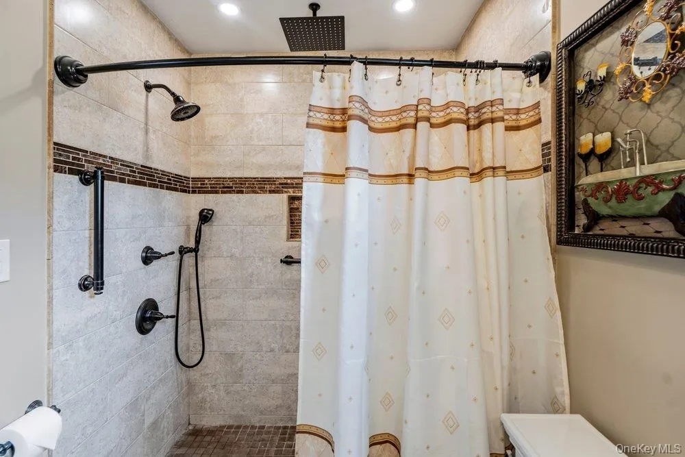 992 Woodcliff Drive Franklin Square, NY 11010