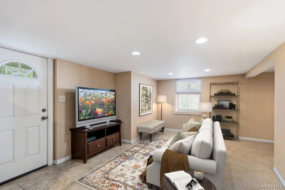 992 Woodcliff Drive Franklin Square, NY 11010