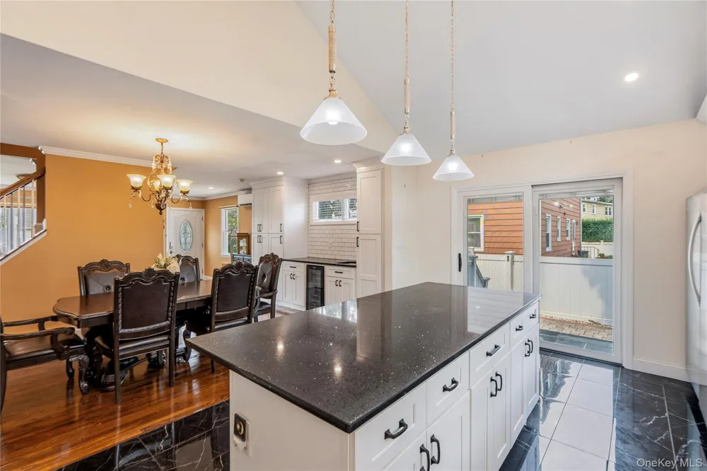 992 Woodcliff Drive Franklin Square, NY 11010