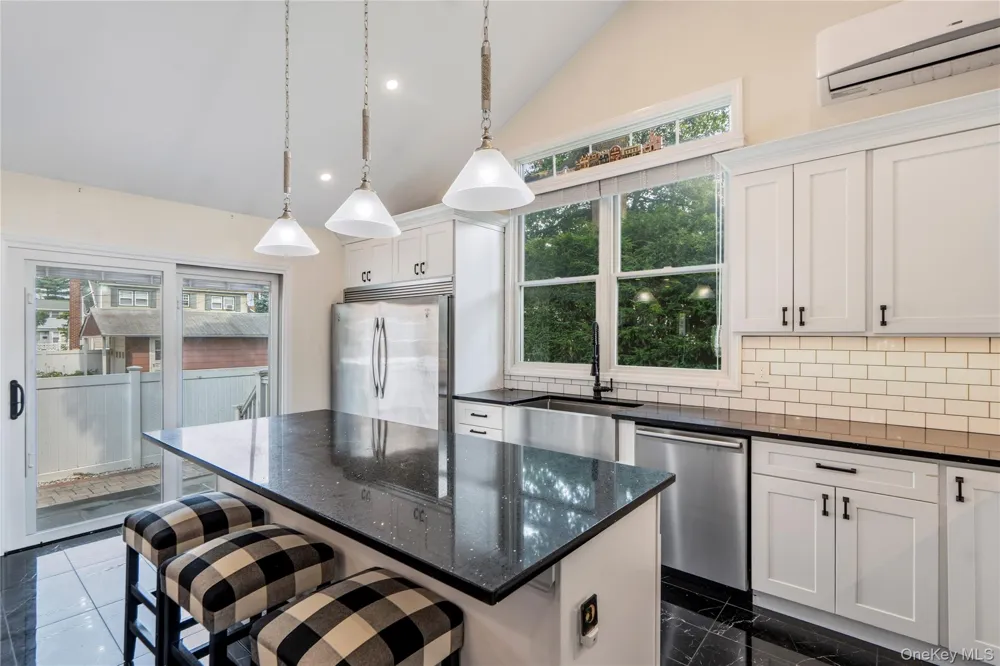 992 Woodcliff Drive Franklin Square, NY 11010