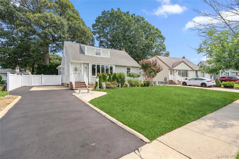 992 Woodcliff Drive Franklin Square, NY 11010
