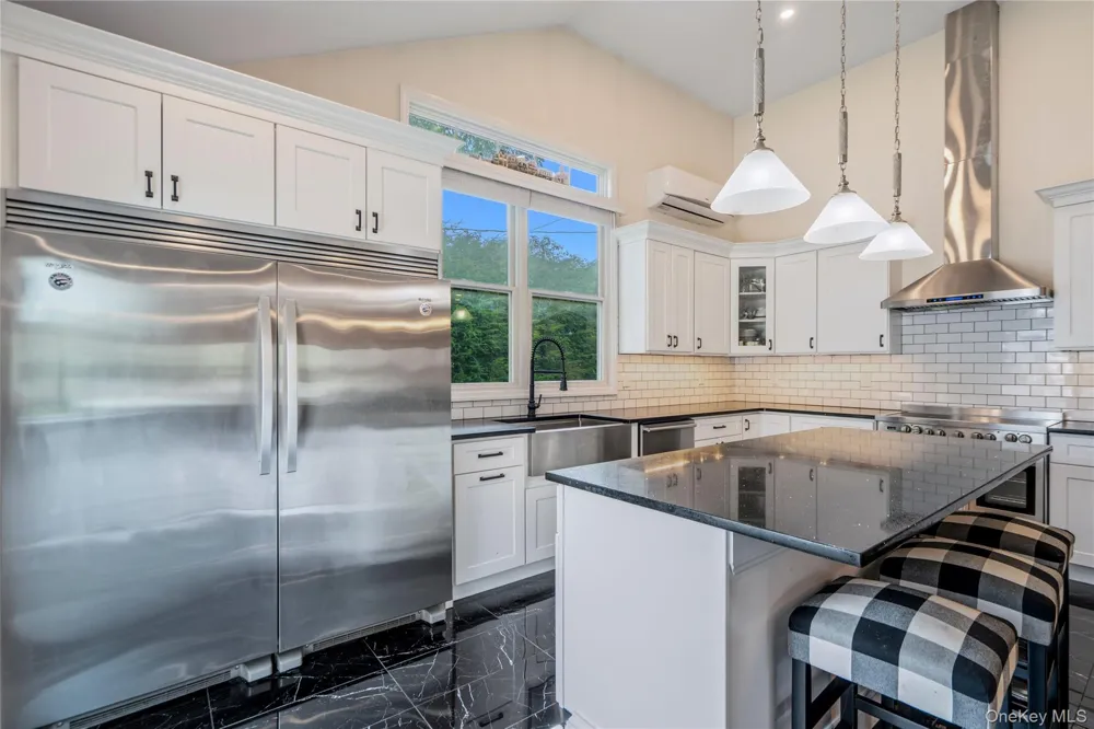 992 Woodcliff Drive Franklin Square, NY 11010