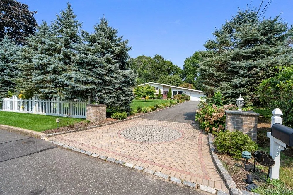 11 Laurie Place Glen Cove, NY 11542