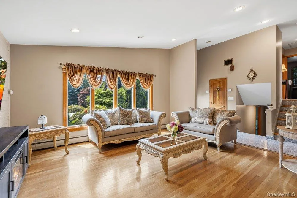 11 Laurie Place Glen Cove, NY 11542
