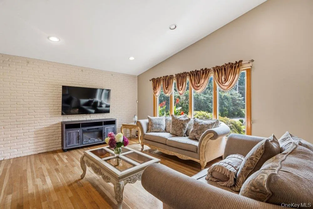 11 Laurie Place Glen Cove, NY 11542
