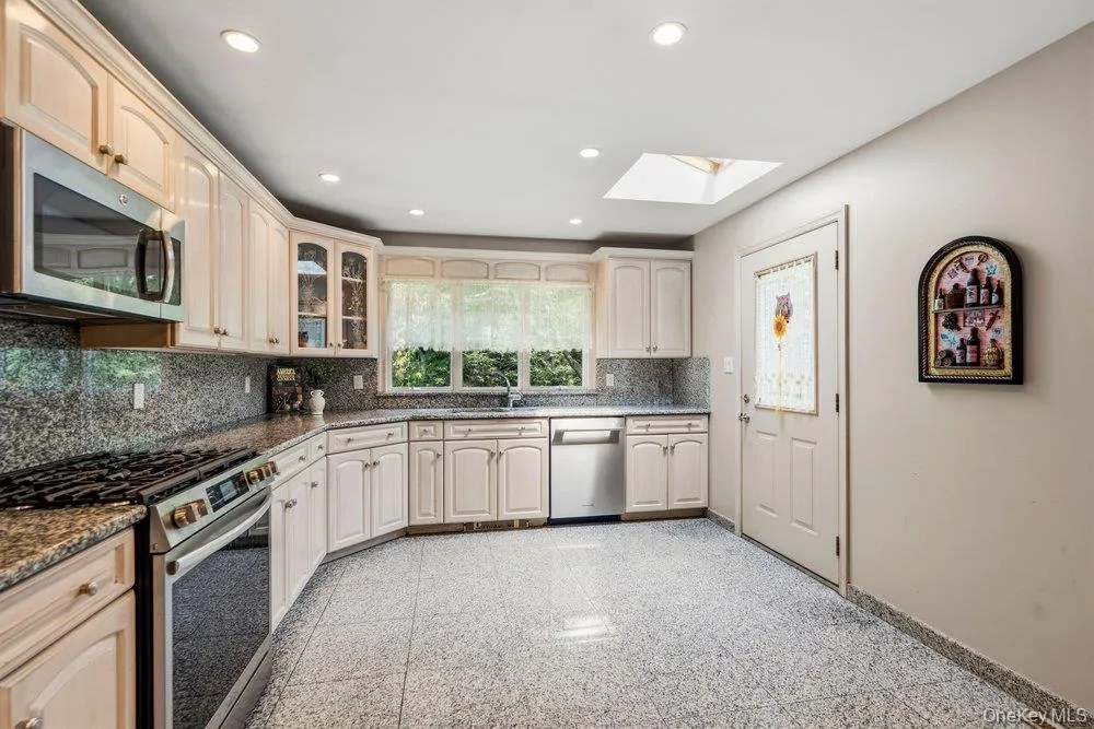 11 Laurie Place Glen Cove, NY 11542