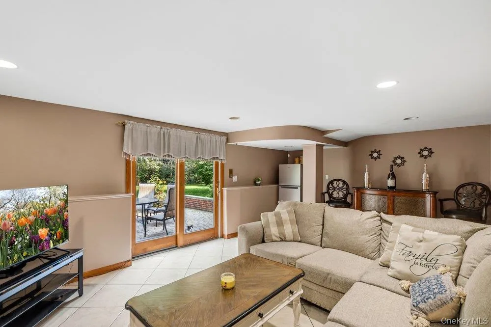 11 Laurie Place Glen Cove, NY 11542