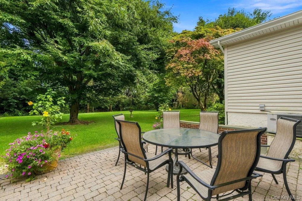 11 Laurie Place Glen Cove, NY 11542