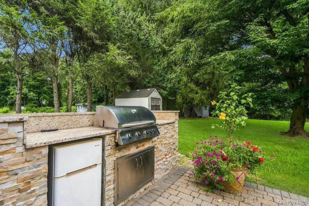 11 Laurie Place Glen Cove, NY 11542