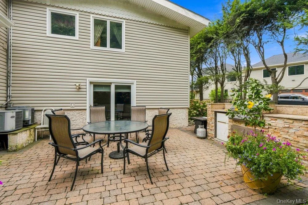 11 Laurie Place Glen Cove, NY 11542