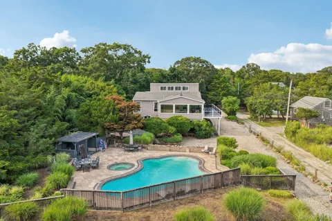 588 E. Long Beach Road