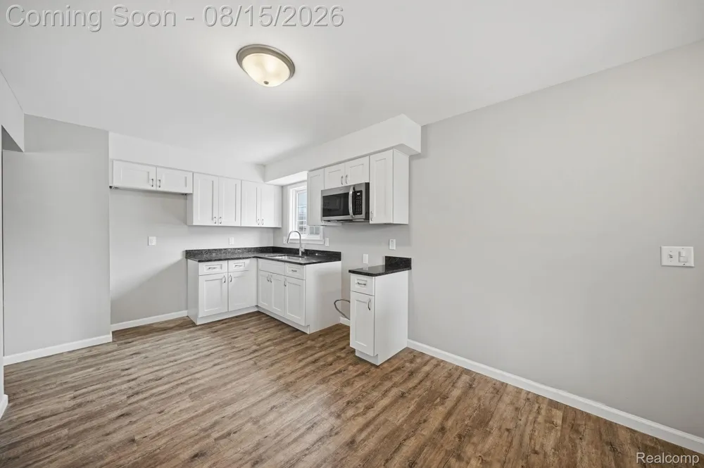 20147 Lakeworth Street Roseville City, MI 48066