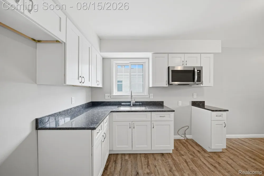 20147 Lakeworth Street Roseville City, MI 48066