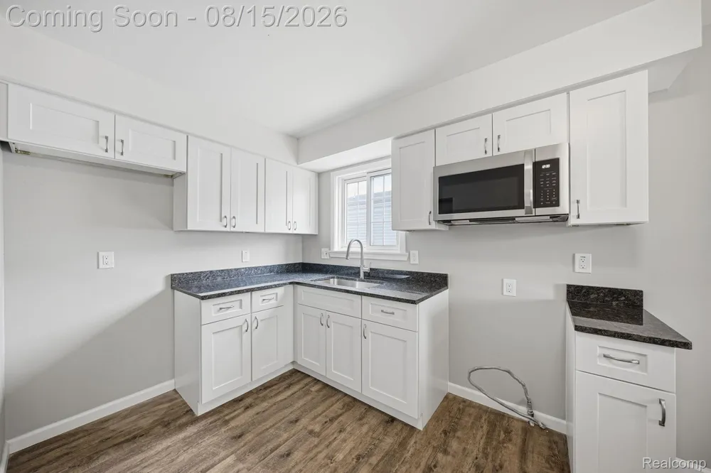 20147 Lakeworth Street Roseville City, MI 48066