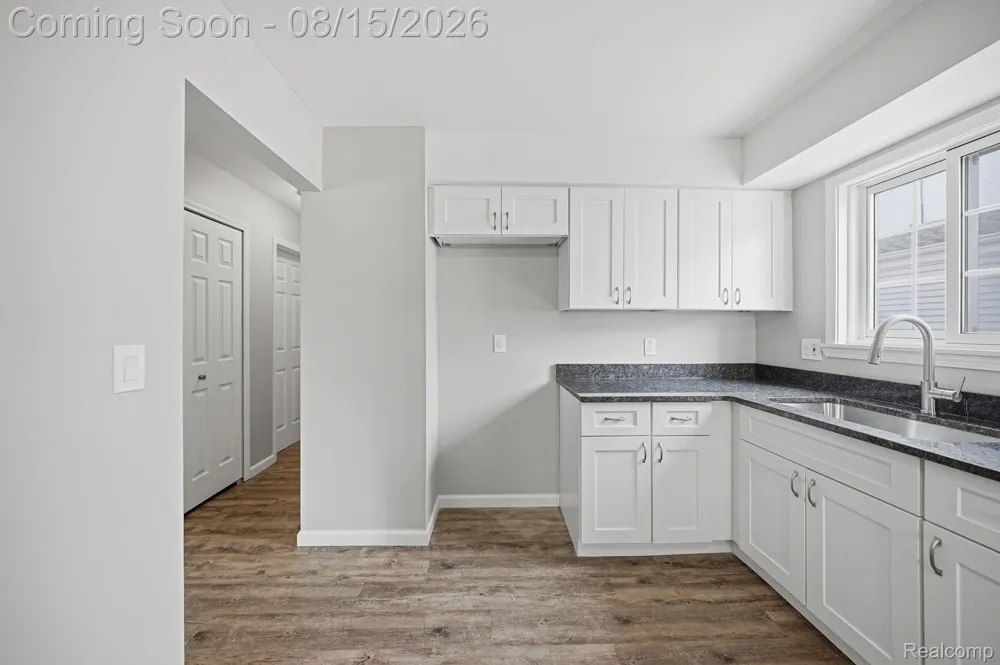 20147 Lakeworth Street Roseville City, MI 48066
