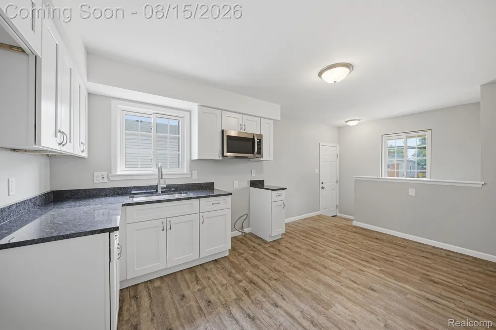 20147 Lakeworth Street Roseville City, MI 48066