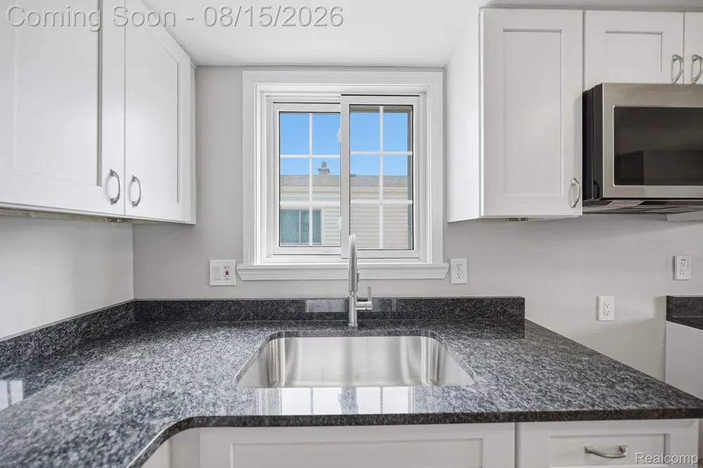 20147 Lakeworth Street Roseville City, MI 48066