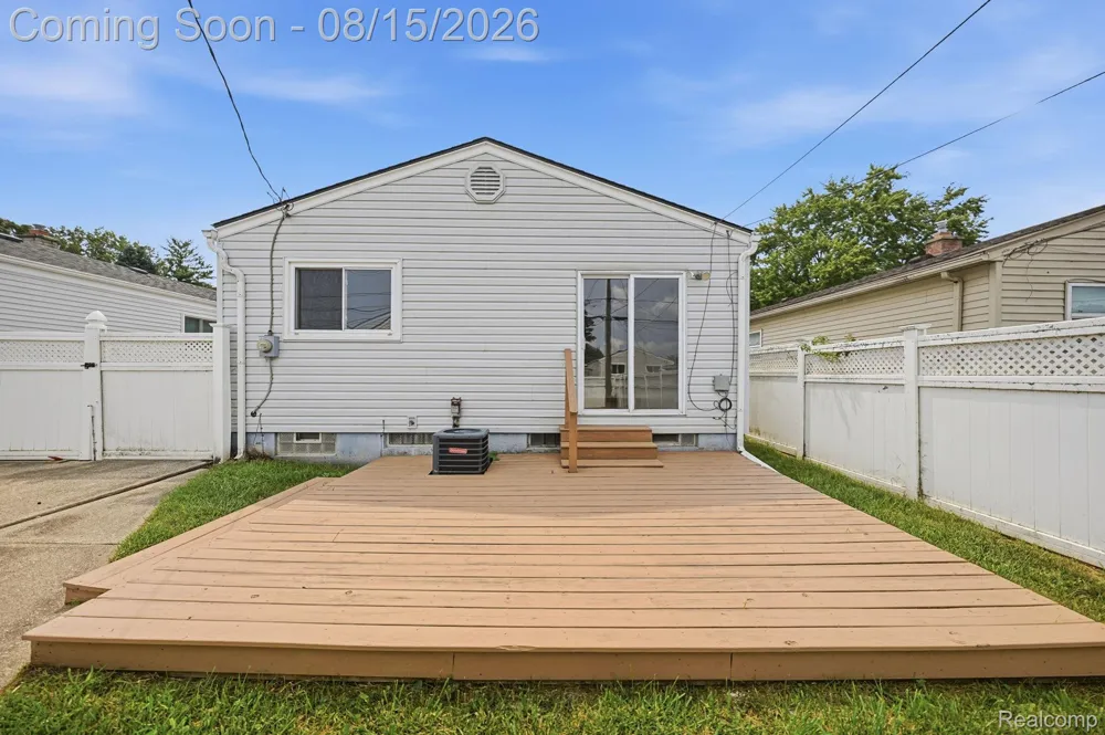 20147 Lakeworth Street Roseville City, MI 48066