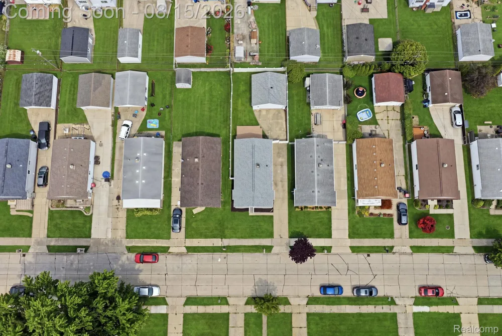 20147 Lakeworth Street Roseville City, MI 48066