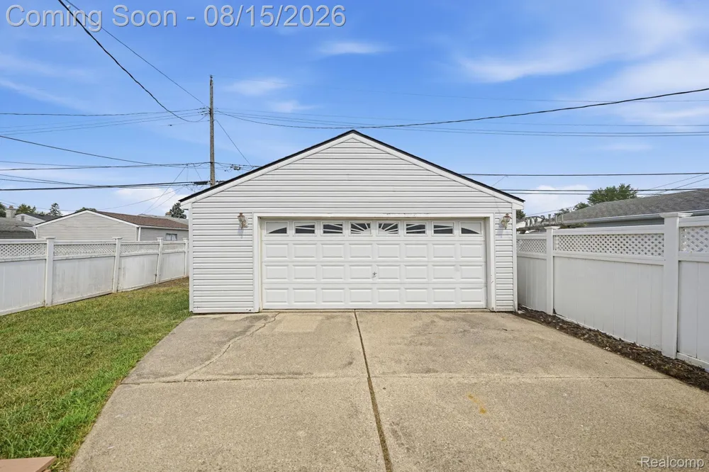 20147 Lakeworth Street Roseville City, MI 48066