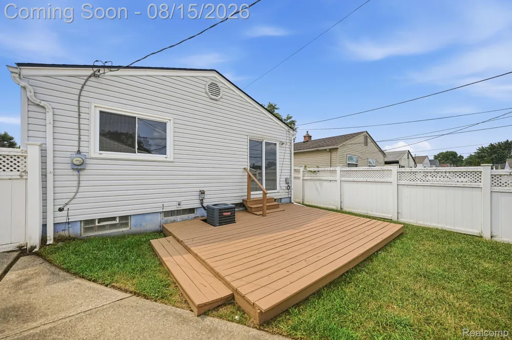 20147 Lakeworth Street Roseville City, MI 48066
