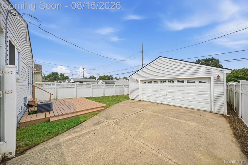 20147 Lakeworth Street Roseville City, MI 48066