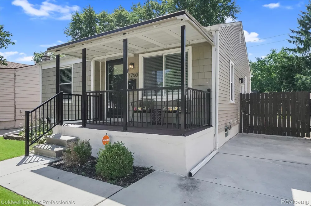 1760 E Hazelhurst Street Ferndale City, MI 48220