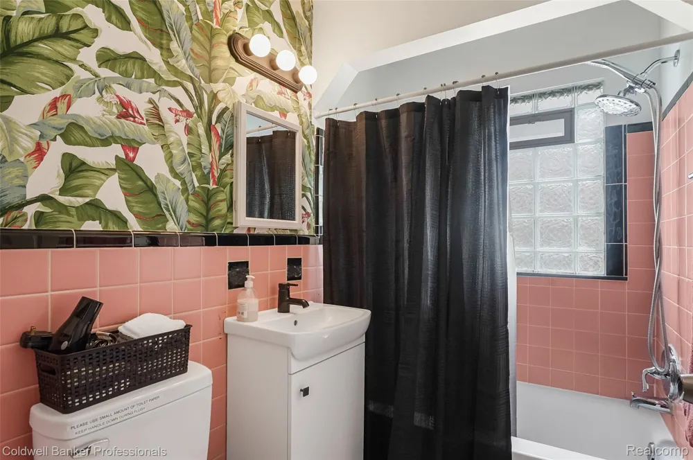 1760 E Hazelhurst Street Ferndale City, MI 48220