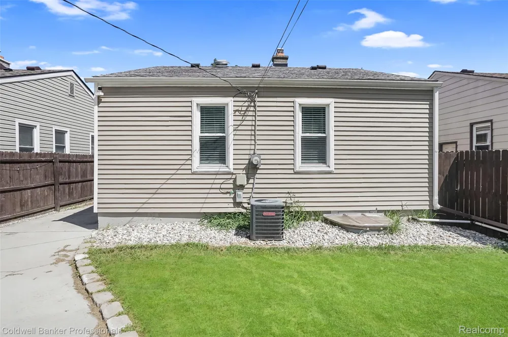1760 E Hazelhurst Street Ferndale City, MI 48220