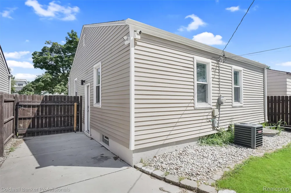 1760 E Hazelhurst Street Ferndale City, MI 48220