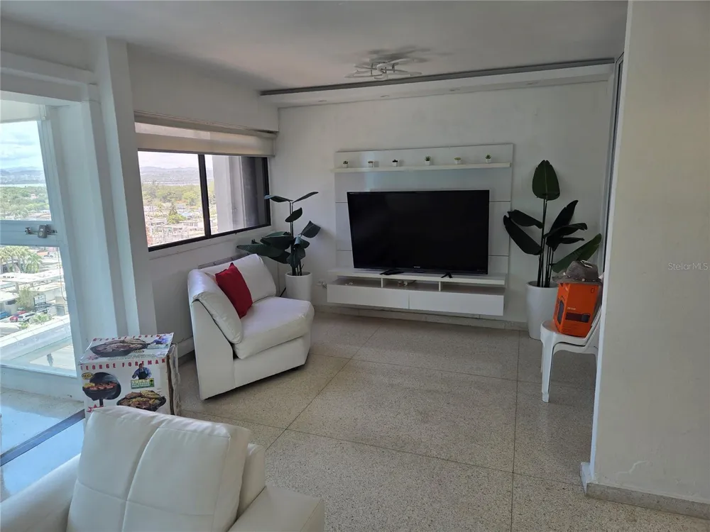 4429 AV. ISLA VERDE Carolina, PR 00979