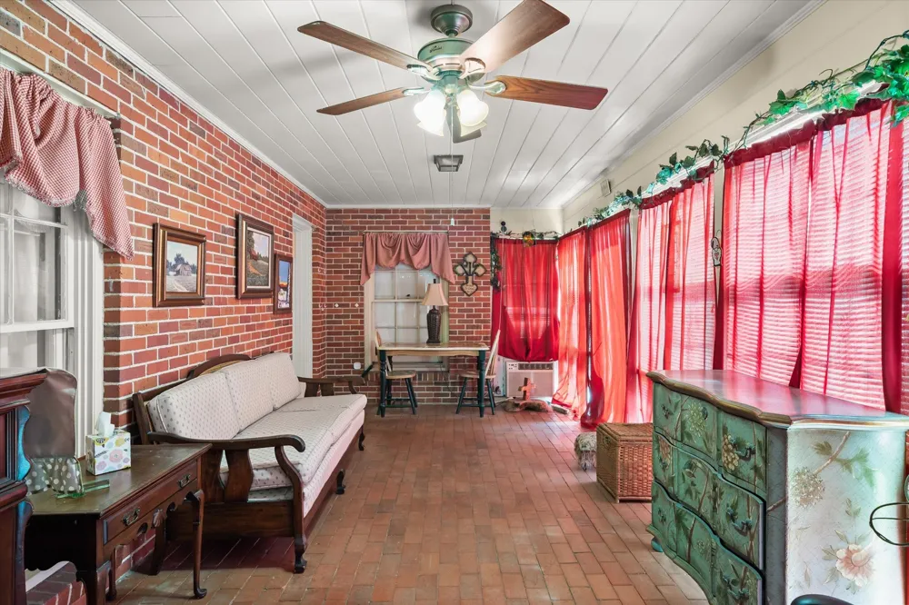 321 S Mary Wills Point, TX 75169